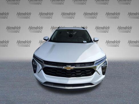 Used 2025 Chevrolet Trax LT FWD image 3