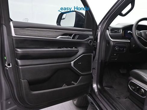 Used 2023 Jeep Wagoneer Series III w/ Preferred Equipment Group AWD/4WD image 16