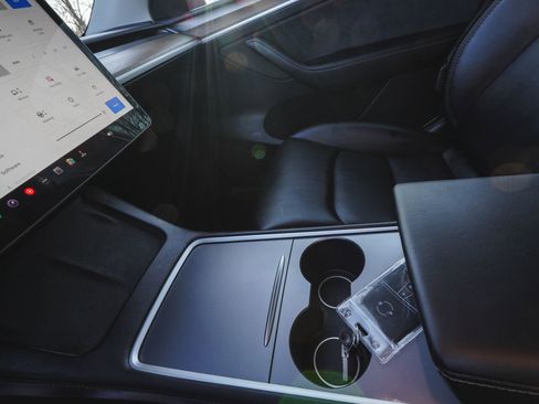 Used 2024 Tesla Model Y Performance image 25