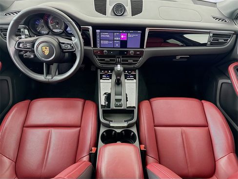 Used 2025 Porsche Macan image 28