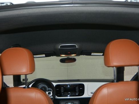 Used 2015 Volkswagen Beetle 1.8T Classic FWD image 11