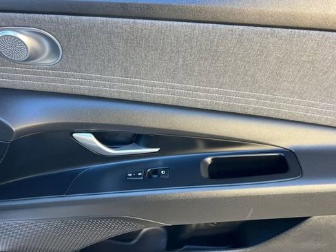 Certified 2025 Hyundai Elantra Limited FWD image 21