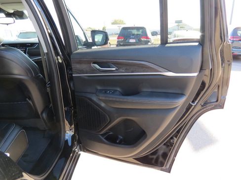 Used 2023 Jeep Grand Cherokee Limited image 30