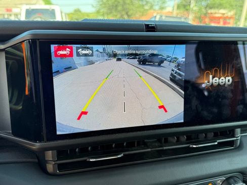 Used 2025 Jeep Wrangler Unlimited Sahara AWD/4WD image 20