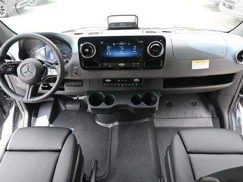 Used 2025 Mercedes-Benz Sprinter 2500 image 17