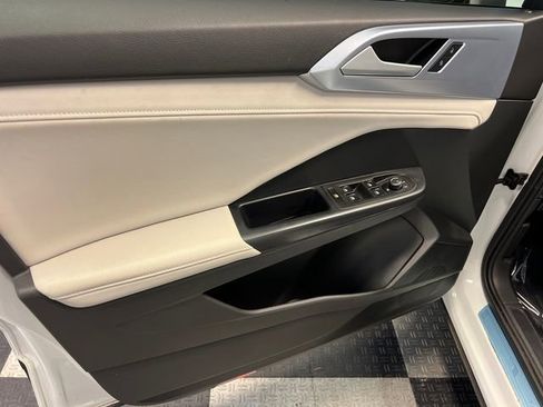 Used 2025 Volkswagen Taos SE image 7