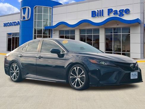Used 2018 Toyota Camry SE image 1