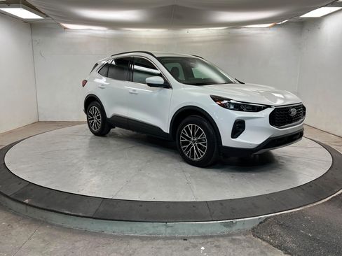 Used 2025 Ford Escape SE w/ PHEV Premium Package image 8