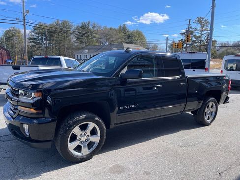 Used 2017 Chevrolet Silverado 1500 LT w/ LT Convenience Package AWD/4WD image 4