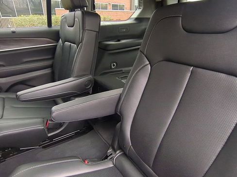 Used 2023 Jeep Grand Cherokee L Limited w/ Luxury Tech Group II AWD/4WD image 6