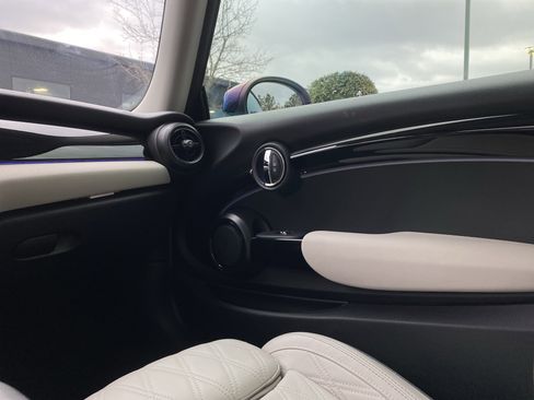 Used 2024 MINI Cooper 2-Door Hardtop w/ Signature Upholstery Package image 37