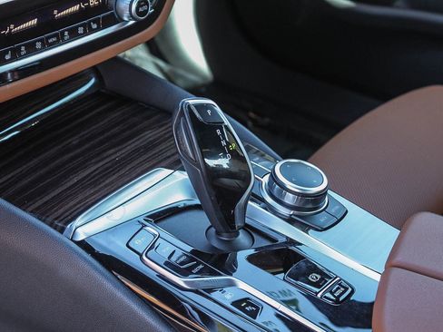 Used 2022 BMW 530e w/ Premium Package image 20