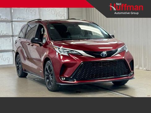 Used 2021 Toyota Sienna XSE FWD image 1