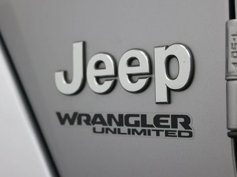 Used 2020 Jeep Wrangler Unlimited Sahara AWD/4WD image 13
