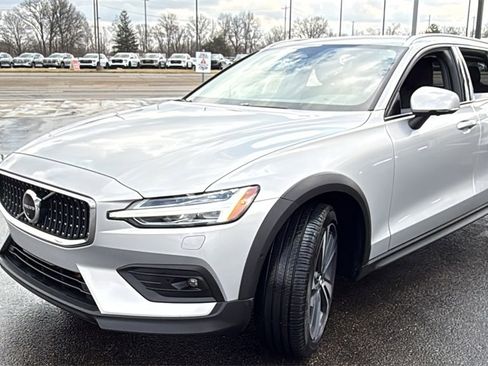 Certified 2025 Volvo V60 B5 Cross Country Plus image 6