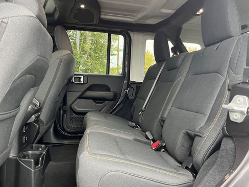 Used 2025 Jeep Wrangler Sahara image 24