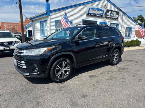 Used 2017 Toyota Highlander LE w/ Protection Package #3 image 3