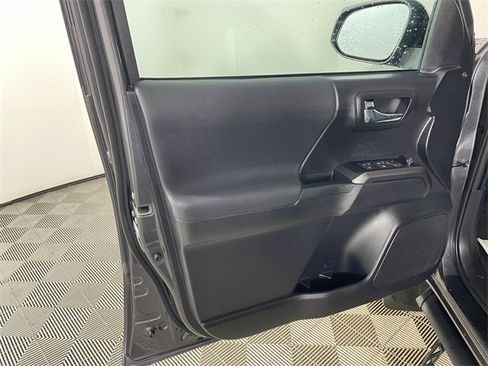 Used 2020 Toyota Tacoma TRD Off-Road w/ Technology Package image 17