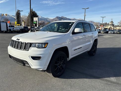 Used 2019 Jeep Grand Cherokee Altitude image 4