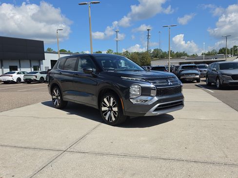 Used 2025 Mitsubishi Outlander SE FWD image 2