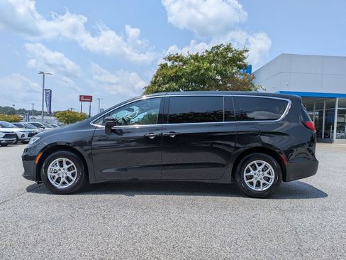 Used 2023 Chrysler Pacifica Touring-L FWD image 5