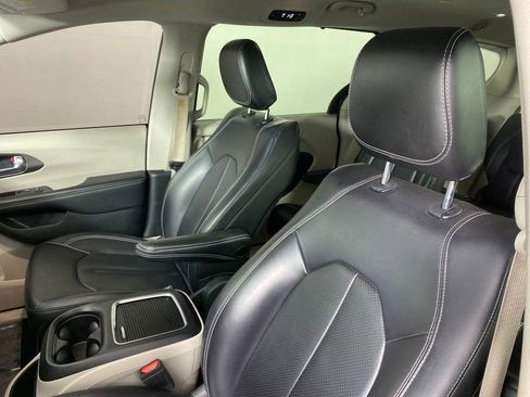 Used 2023 Chrysler Pacifica Touring-L image 9