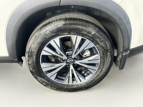Used 2023 Nissan Rogue SV w/ SV Premium B Package FWD image 11