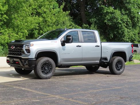 Used 2024 Chevrolet Silverado 2500 ZR2 w/ Technology Package AWD/4WD image 8