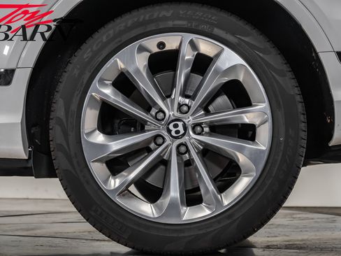Used 2021 Bentley Bentayga image 18