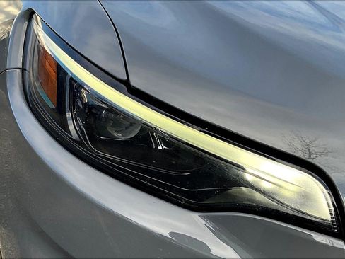 Used 2019 Jeep Cherokee Latitude Plus w/ Cold Weather Group image 23