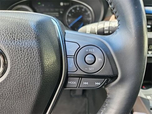 Used 2022 Toyota Venza XLE image 23