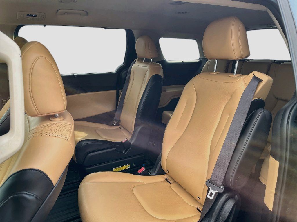 Used 2024 Kia Carnival EX FWD image 24