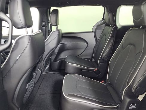 New 2026 Chrysler Pacifica Limited image 23