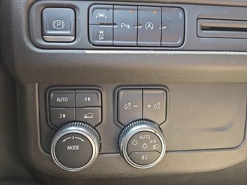Used 2023 GMC Yukon XL SLT AWD/4WD image 25