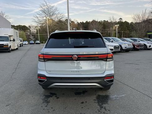 Certified 2025 Volkswagen Taos SE image 4
