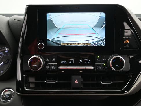 Used 2023 Toyota Highlander L FWD image 17