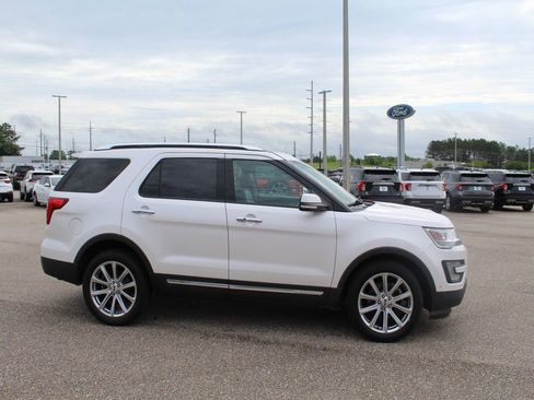 Used 2017 Ford Explorer Limited w/ Equipment Group 301A FWD image 5