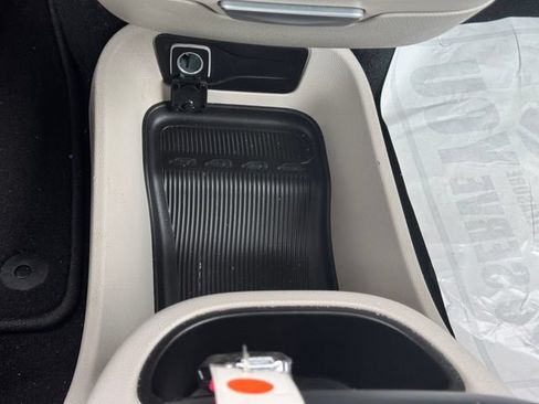 Certified 2024 Chrysler Pacifica Touring-L FWD image 36