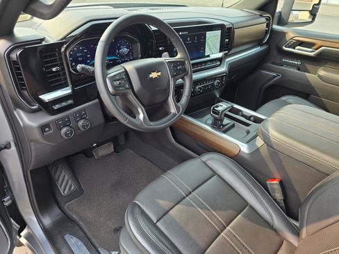 Used 2025 Chevrolet Silverado 1500 High Country w/ Technology Package AWD/4WD image 2