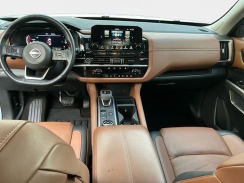 Used 2024 Nissan Pathfinder Platinum image 11