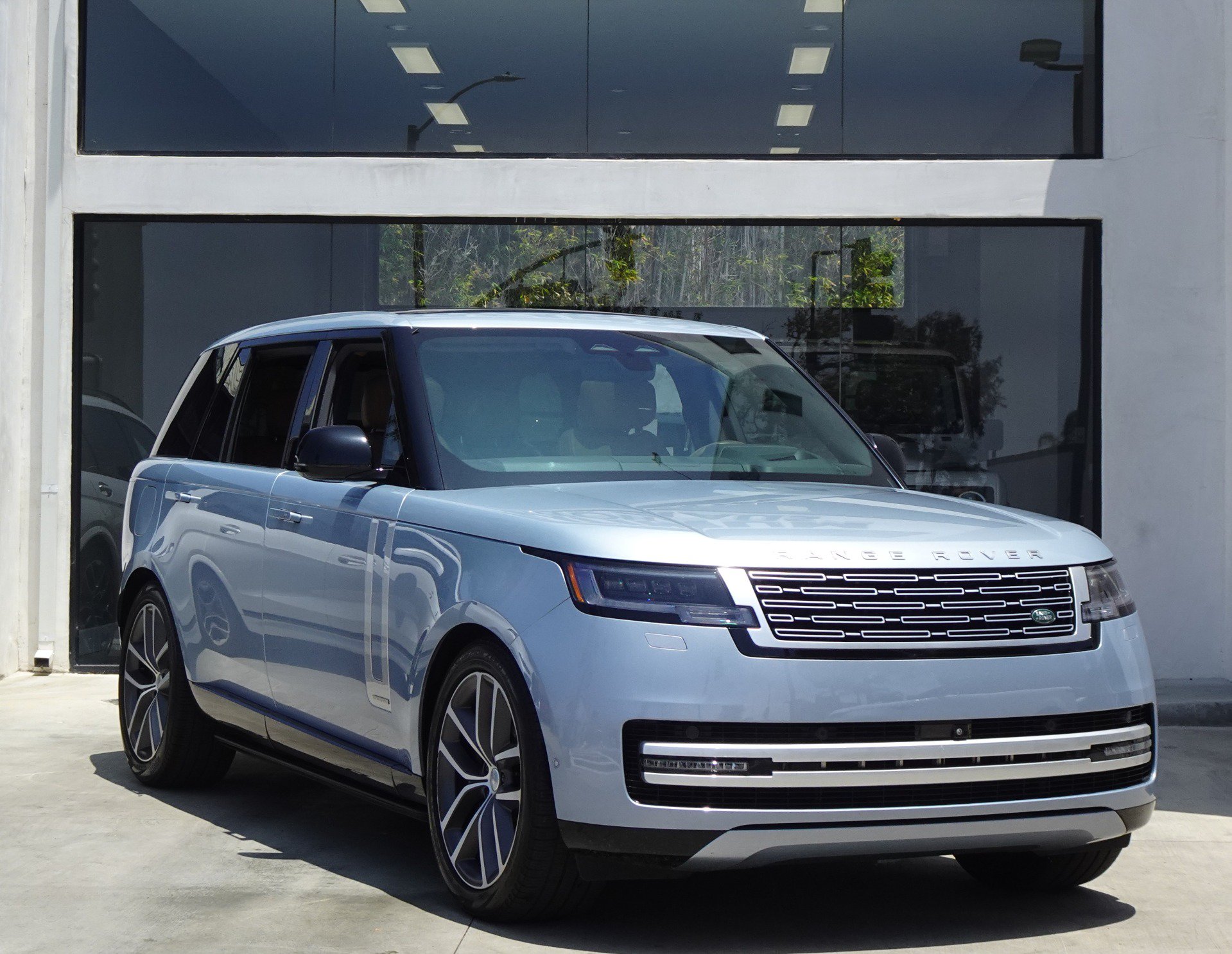 Used 2024 Land Rover Range Rover Long Wheelbase Autobiography AWD/4WD image 9