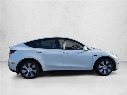 Used 2022 Tesla Model Y Long Range image 4