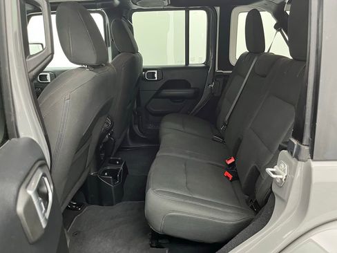 Used 2018 Jeep Wrangler Unlimited Sahara image 36