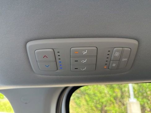 Used 2024 Kia Carnival LX FWD image 25