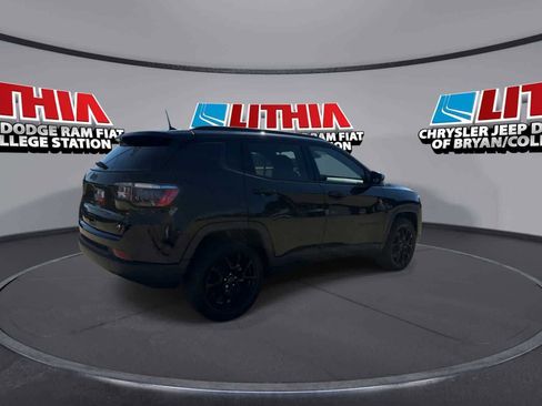 Used 2026 Jeep Compass Latitude image 8