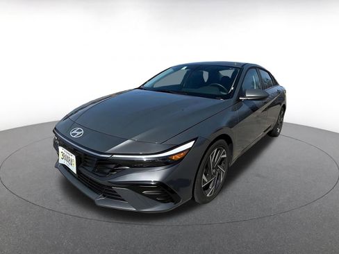 Used 2025 Hyundai Elantra SEL image 3