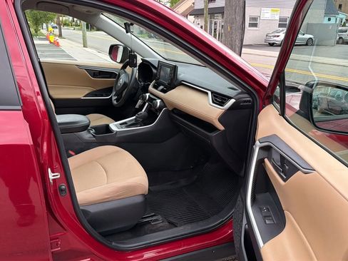 Used 2022 Toyota RAV4 LE AWD/4WD image 25