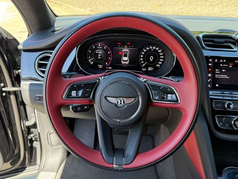 Used 2024 Bentley Bentayga image 16