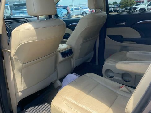 Used 2017 Toyota Highlander Limited AWD/4WD image 9