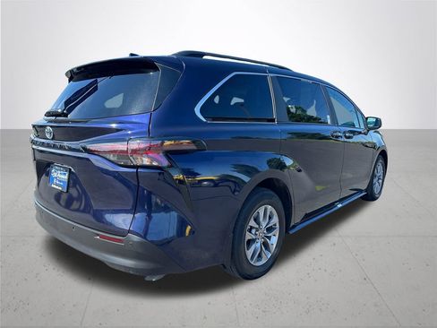 Used 2025 Toyota Sienna XLE AWD/4WD image 7